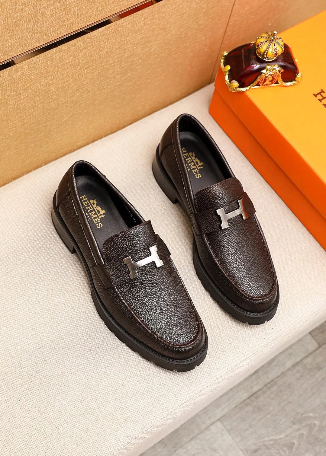 Men's shoes 💰460 💐 Product trademark: HERMES "Hermès" casual leather shoes Regular size: 39-44 (38.45🉑️customized) Product materials: Selected imported first-layer pebbled cowhide leather upper + classic hardware buckle, imported water-dyed 🐂 cowhide lining. Strong three-dimensional visual effect, non-slip and wear-resistant rubber outsole Color: 2⃣️colors available